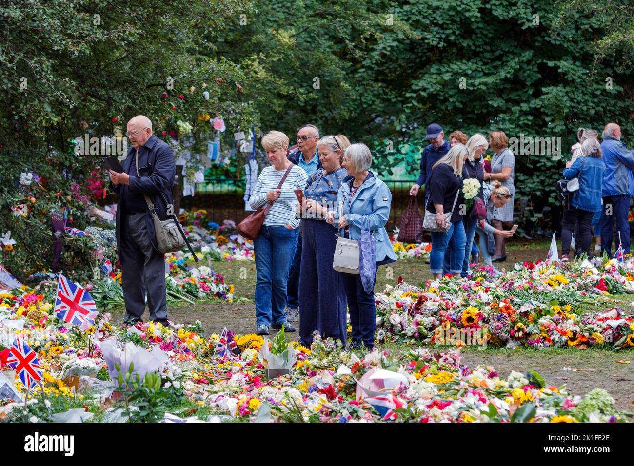 I tributi floreali di sua Maestà la Regina Elisabetta sono raffigurati mentre visualizzano i fiori e le carte che sono stati lasciati a Green Park, Londra Foto Stock