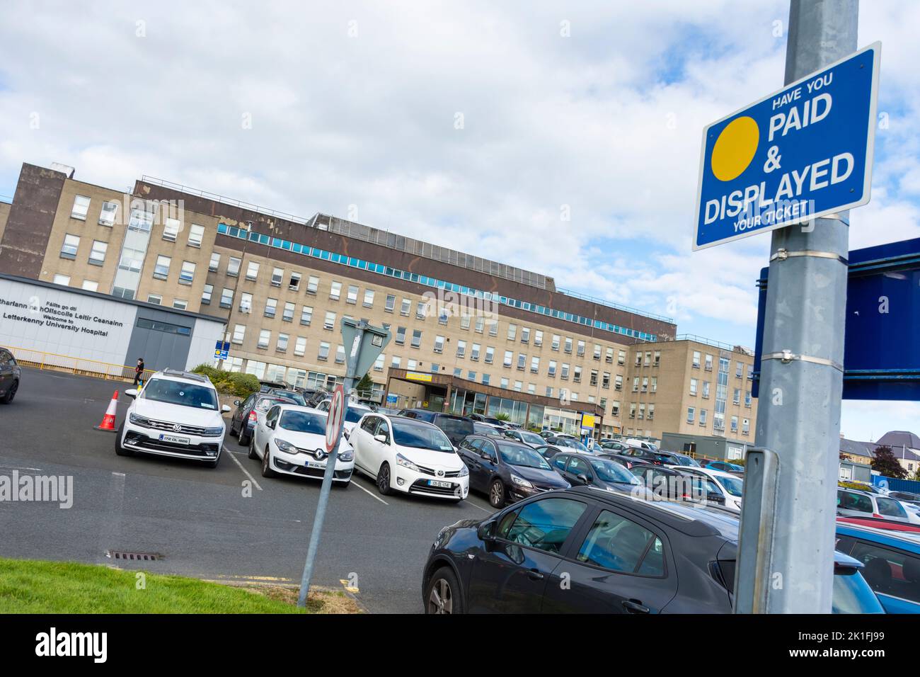 Facciata esterna del Letterkenny University Hospital (LUH), parcheggio auto a pagamento e con esposizione, County Donegal, Irlanda Foto Stock