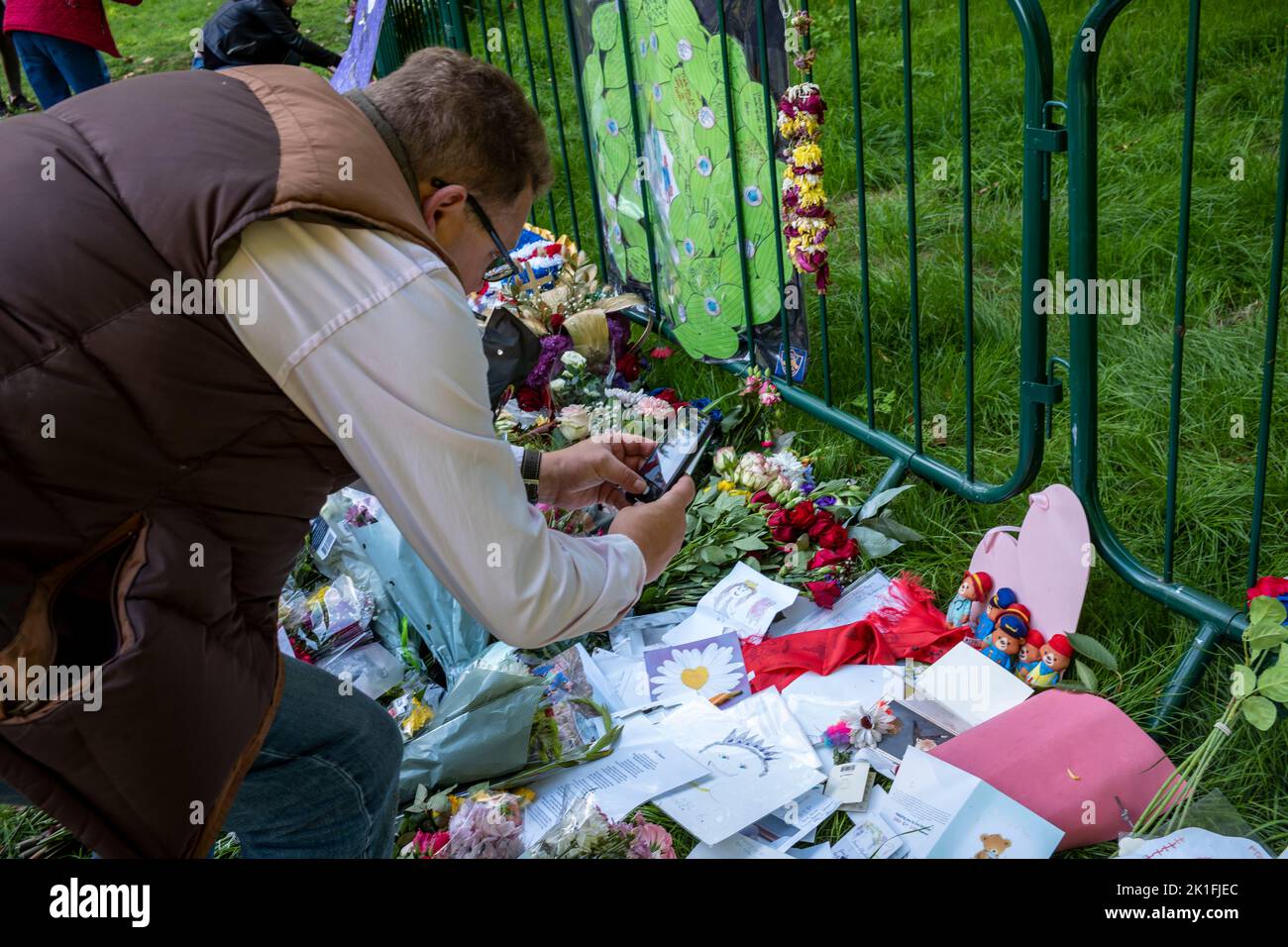 Green Park, Westminster, Londra, Regno Unito. 18th Set, 2022. Il giorno prima del funerale II della Regina Elisabetta, persone da tutto il Regno Unito e d'oltremare per vedere e per i fiori laici tributi alla Regina che regnava per la maggior parte, se non per tutte le loro vite. Nonostante le migliaia di persone, l'atmosfera è calma e calma. Credit: Rena Pearl/Alamy Live News Foto Stock