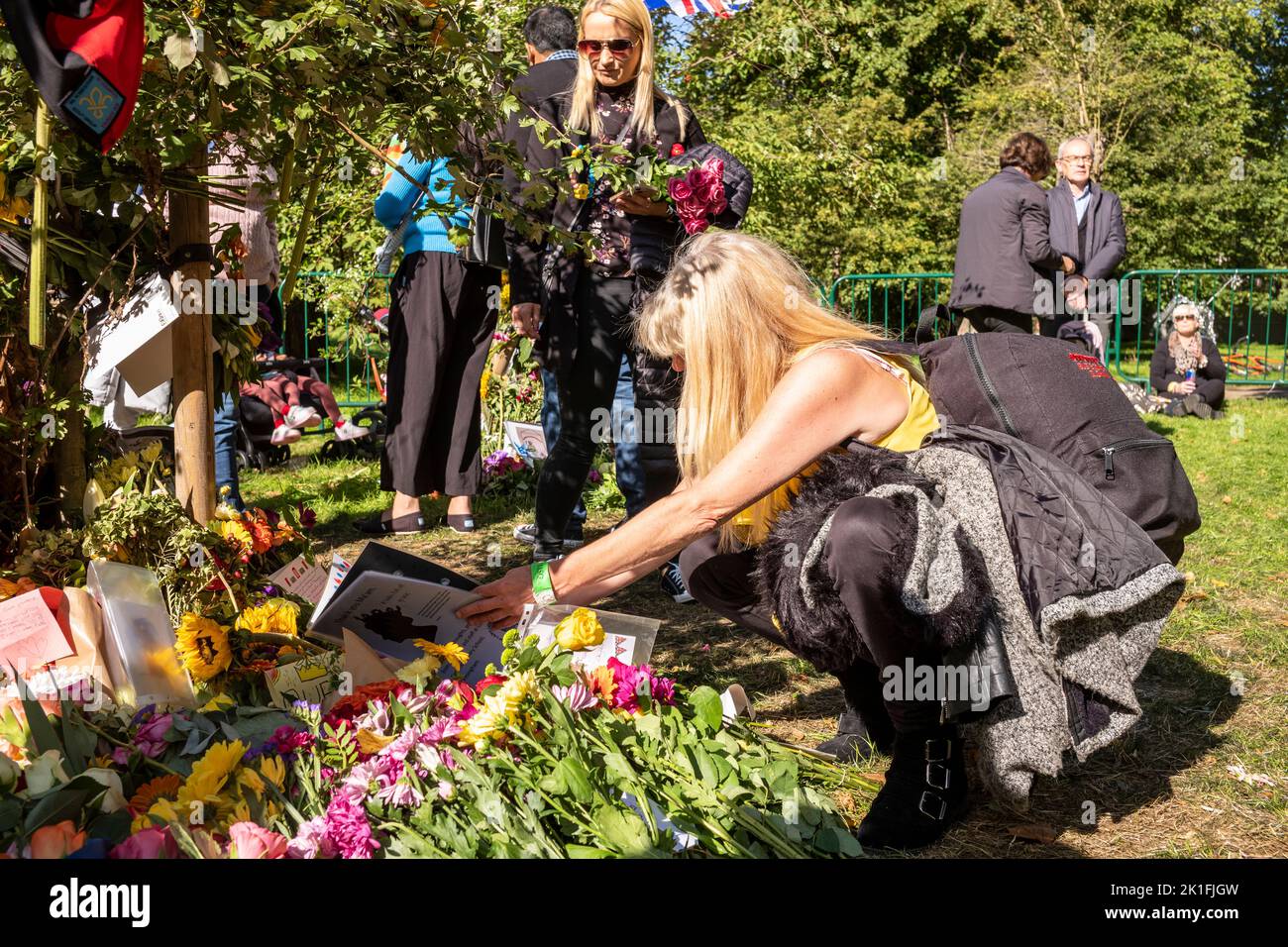 Green Park, Westminster, Londra, Regno Unito. 18th Set, 2022. Il giorno prima del funerale II della Regina Elisabetta, persone da tutto il Regno Unito e d'oltremare per vedere e per i fiori laici tributi alla Regina che regnava per la maggior parte, se non per tutte le loro vite. Nonostante le migliaia di persone, l'atmosfera è calma e calma. Credit: Rena Pearl/Alamy Live News Foto Stock