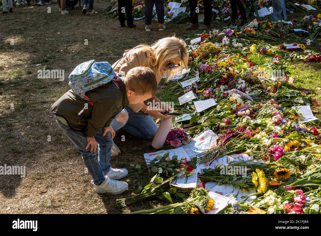 Green Park, Westminster, Londra, Regno Unito. 18th Set, 2022. Il giorno prima del funerale II della Regina Elisabetta, persone da tutto il Regno Unito e d'oltremare per vedere e per i fiori laici tributi alla Regina che regnava per la maggior parte, se non per tutte le loro vite. Nonostante le migliaia di persone, l'atmosfera è calma e calma. Credit: Rena Pearl/Alamy Live News Foto Stock