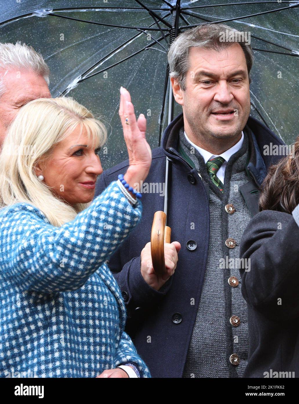 Monaco, Germania. 18th Set, 2022. Karin Baumüller-Söder e suo marito Markus Söder (CSU), primo ministro bavarese, assistono alla processione dell'Oktoberfest di costumi tradizionali e di tiratori di fronte al Theresienwiese. Credit: Karl-Josef Hildenbrand/dpa/Alamy Live News Foto Stock