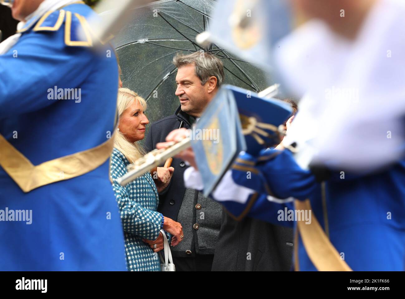 Monaco, Germania. 18th Set, 2022. Karin Baumüller-Söder e suo marito Markus Söder (CSU), primo ministro bavarese, assistono alla processione dell'Oktoberfest di costumi tradizionali e di tiratori di fronte al Theresienwiese. Credit: Karl-Josef Hildenbrand/dpa/Alamy Live News Foto Stock