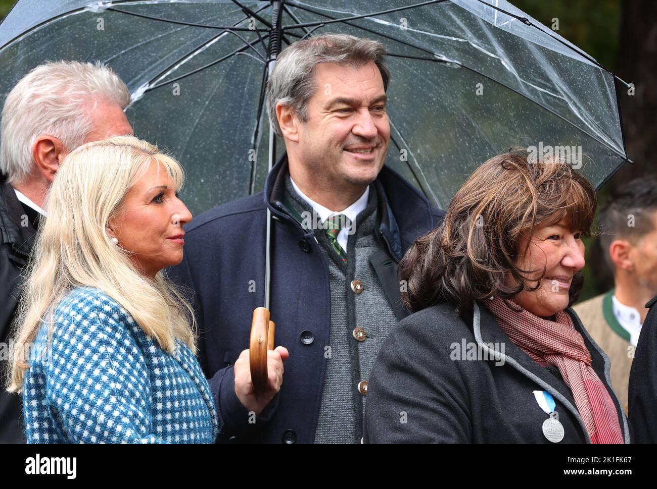 Monaco, Germania. 18th Set, 2022. Dieter Reiter (SPD, l-r)), Lord Mayor di Monaco, Karin Baumüller-Söder, suo marito Markus Söder (CSU), primo ministro bavarese e Petra Reiter assistono alla processione dell'Oktoberfest di costumi e tiratori tradizionali di fronte al Theresienwiese. Credit: Karl-Josef Hildenbrand/dpa/Alamy Live News Foto Stock