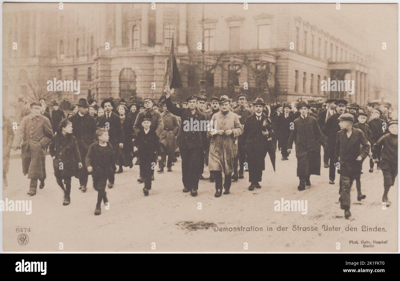 Dimostrazione in der Straße Unter den Linden / dimostrazione a Berlino sulla Strasse Unter den Linden durante la Rivoluzione tedesca del novembre 1918. Una folla di uomini, donne e bambini cammina in mezzo alla strada. Alcuni uomini sono in uniforme militare, compreso un marinaio che sta tenendo una bandiera rossa. La fotografia è stata venduta come cartolina da Postcard da Gebr. Haeckel, Berlino. Foto Stock