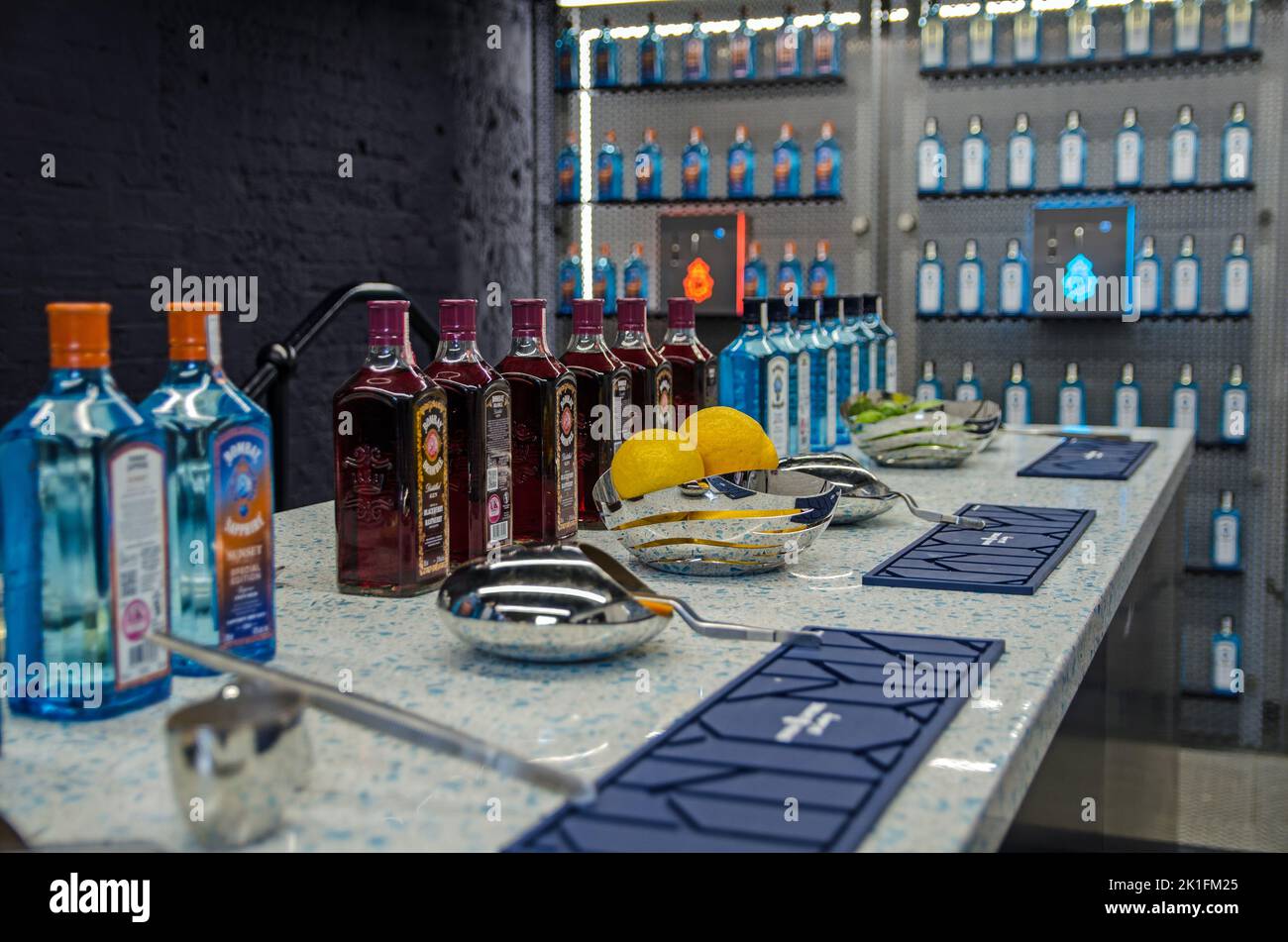 Basingstoke, Regno Unito - 2 aprile 2022: Bottiglie di gin Bombay Sapphire pronte per essere miscelate in cocktail nel centro visitatori del Laverstoke Mill di Basing Foto Stock