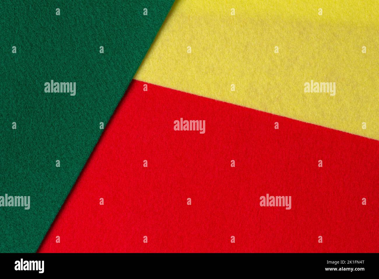 Sfondo tessile creativo geometrico feltro. Colori rosso, giallo, verde, layout del materiale in feltro Foto Stock