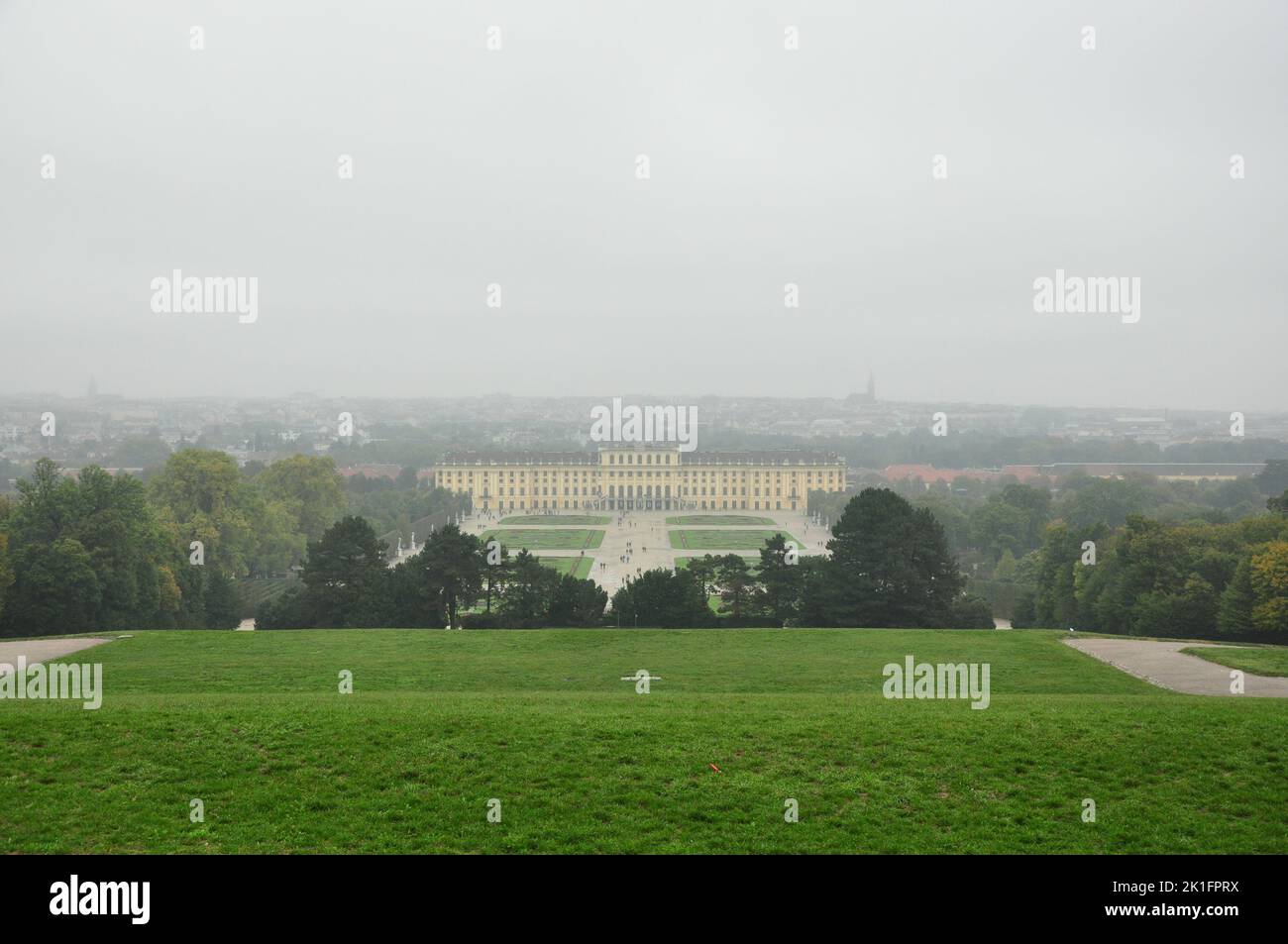 I parchi e il piazzale del Palazzo di Schoenbrunn a Vienna, Austria Foto Stock
