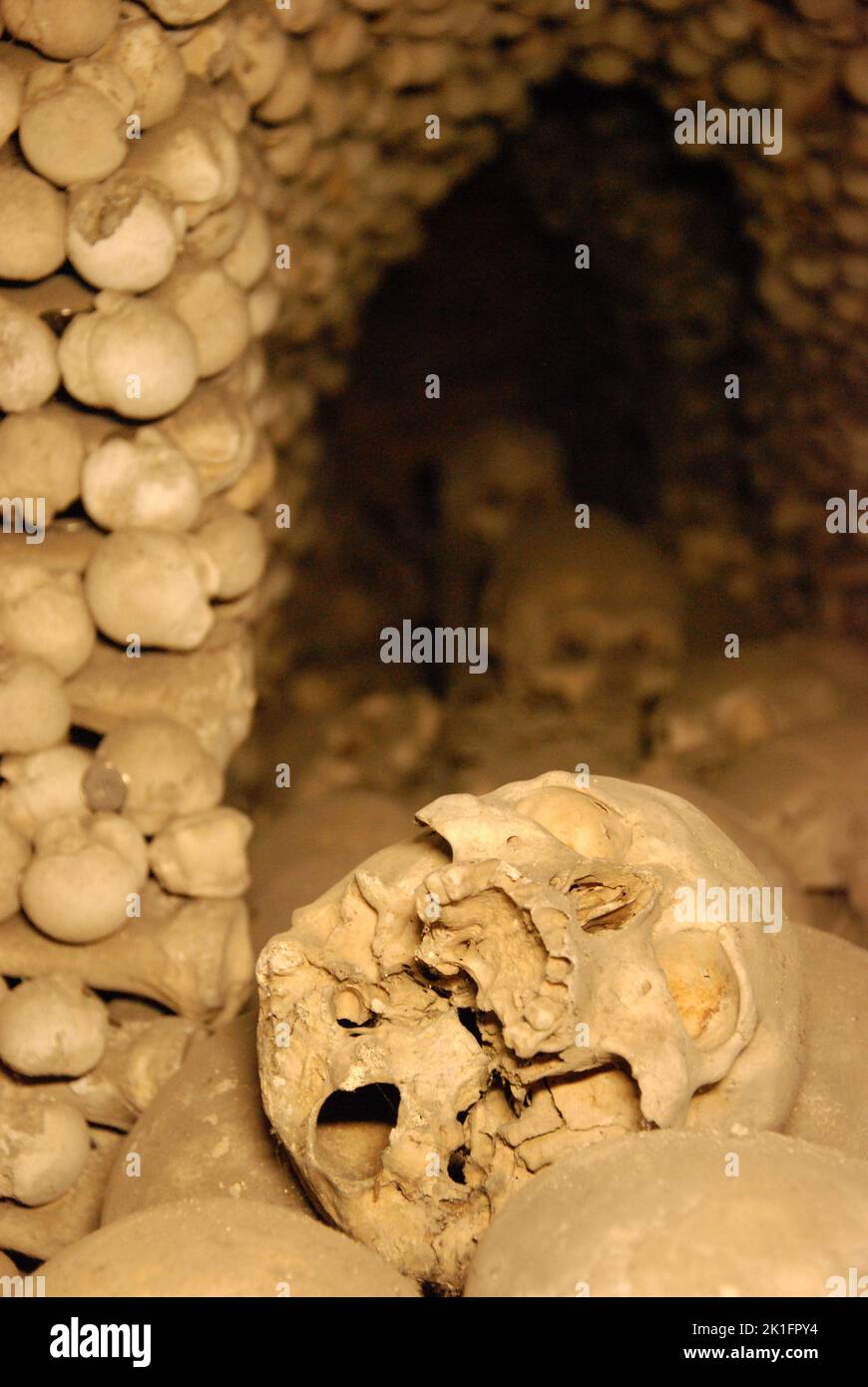 Uno scatto verticale di teschi nell'Ossario di Sedlec a Kutna Hora, Repubblica Ceca Foto Stock