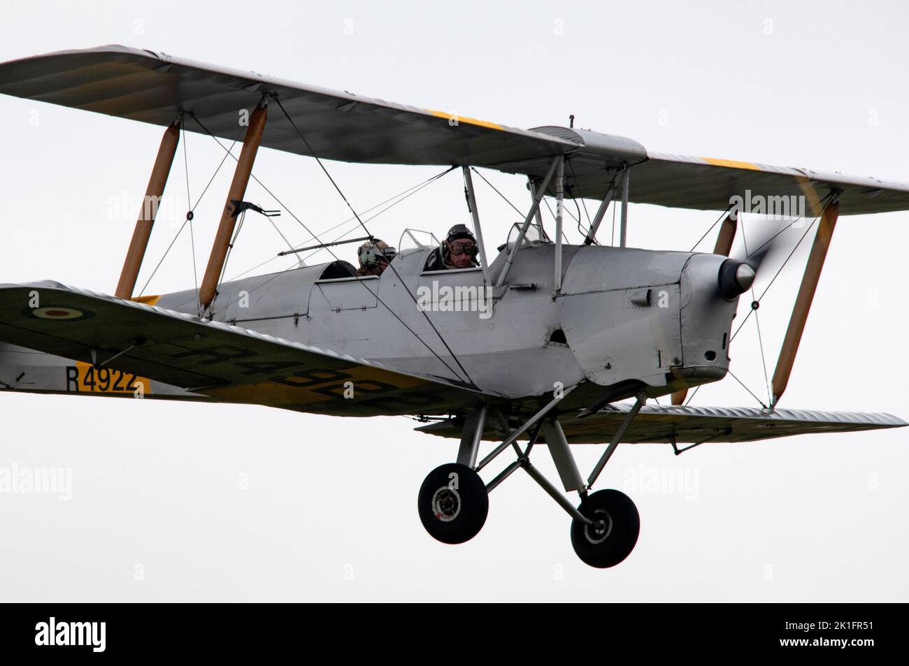 Classic Wings Tiger Moth R4922 atterrando al crepuscolo, dopo il volo di piacere all'IWM Duxford Battle of Britain Air Show 10th settembre 2022 Foto Stock