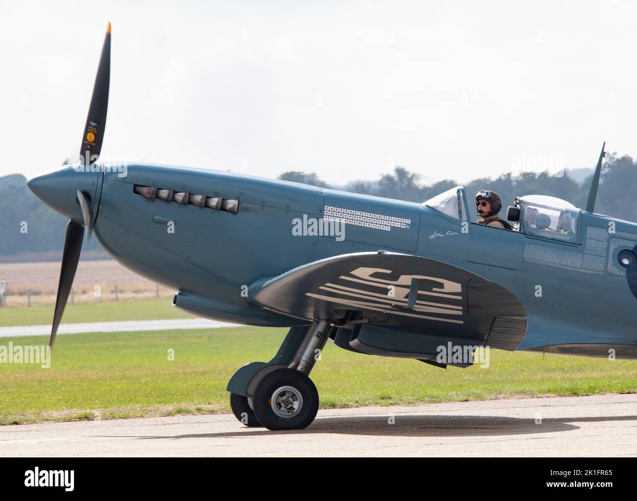 Supermarine Spitfire PR.XI (The NHS Spitfire) PL983 che tassano per decollo per il suo spettacolo di volo all'IWM Duxford Battle of Britain Air show Foto Stock