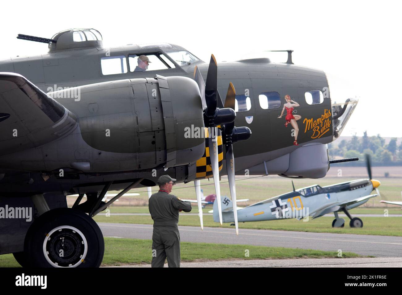 Il pilota B17 Sally B inizia gli enghines pronti per la sua esposizione di volo alla IWM Duxford Battle of Britain Air Show 10th settembre 2022 Foto Stock