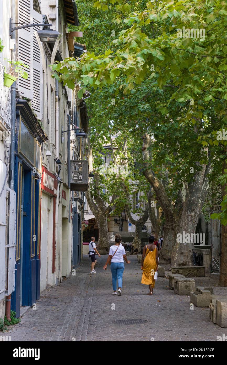 Avignone: Via dei Dyers (Rue de Teinturiers) nel quartiere della città vecchia. Foto Stock