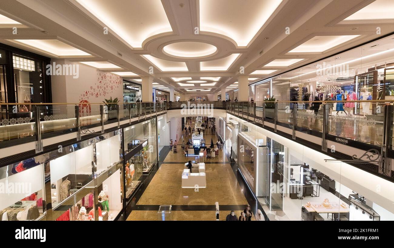 All'interno di un centro commerciale con luci luminose dei negozi di Dubai, Emirati Arabi Uniti Foto Stock