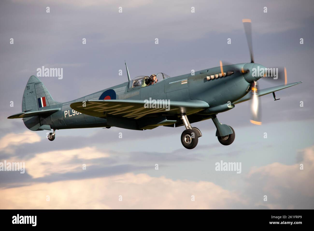 Supermarine Spitfire PR.XI (The NHS Spitfire) PL983 (G-PRXI) atterrando al crepuscolo, dopo che è esposizione di volo alla IWM Duxford Battle of Britain Air show Foto Stock