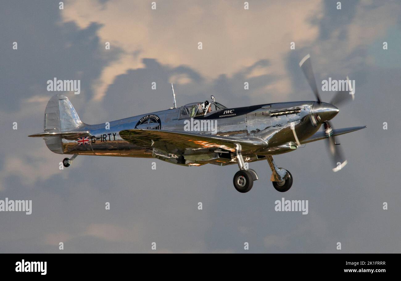 Supermarine Spitfire Mk.IX (Silver Spitfire) MJ271, atterraggio G-IRTY al crepuscolo, dopo la sua esposizione di volo al Duxford Battle of Britain Air show di IWM Foto Stock