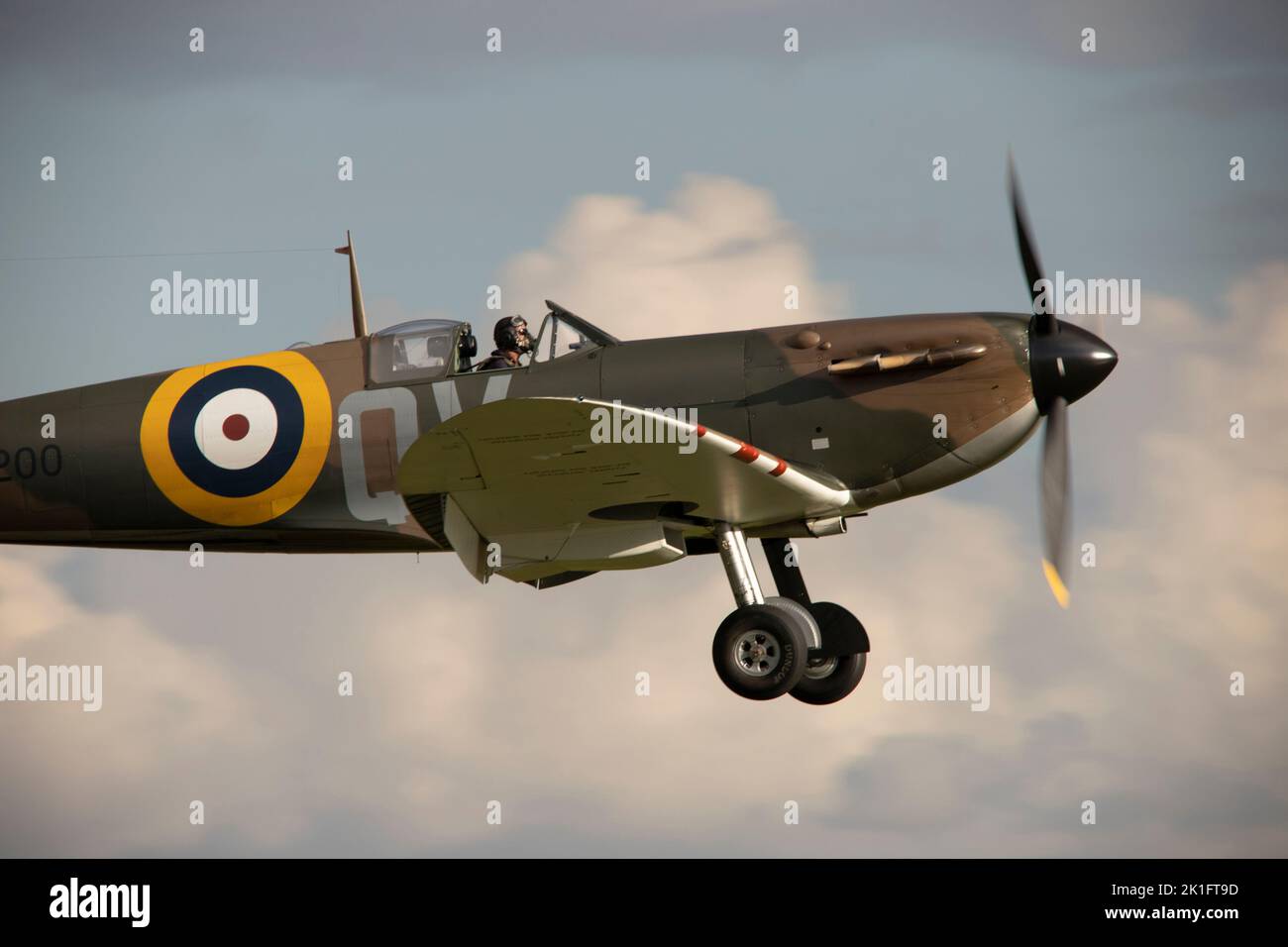 Supermarine Spitfire Mk.Ia N3200 (G-CFGJ) atterrando al crepuscolo, dopo che è esposizione di volo alla IWM Duxford Battle of Britain Air show 10th settembre 2022 Foto Stock