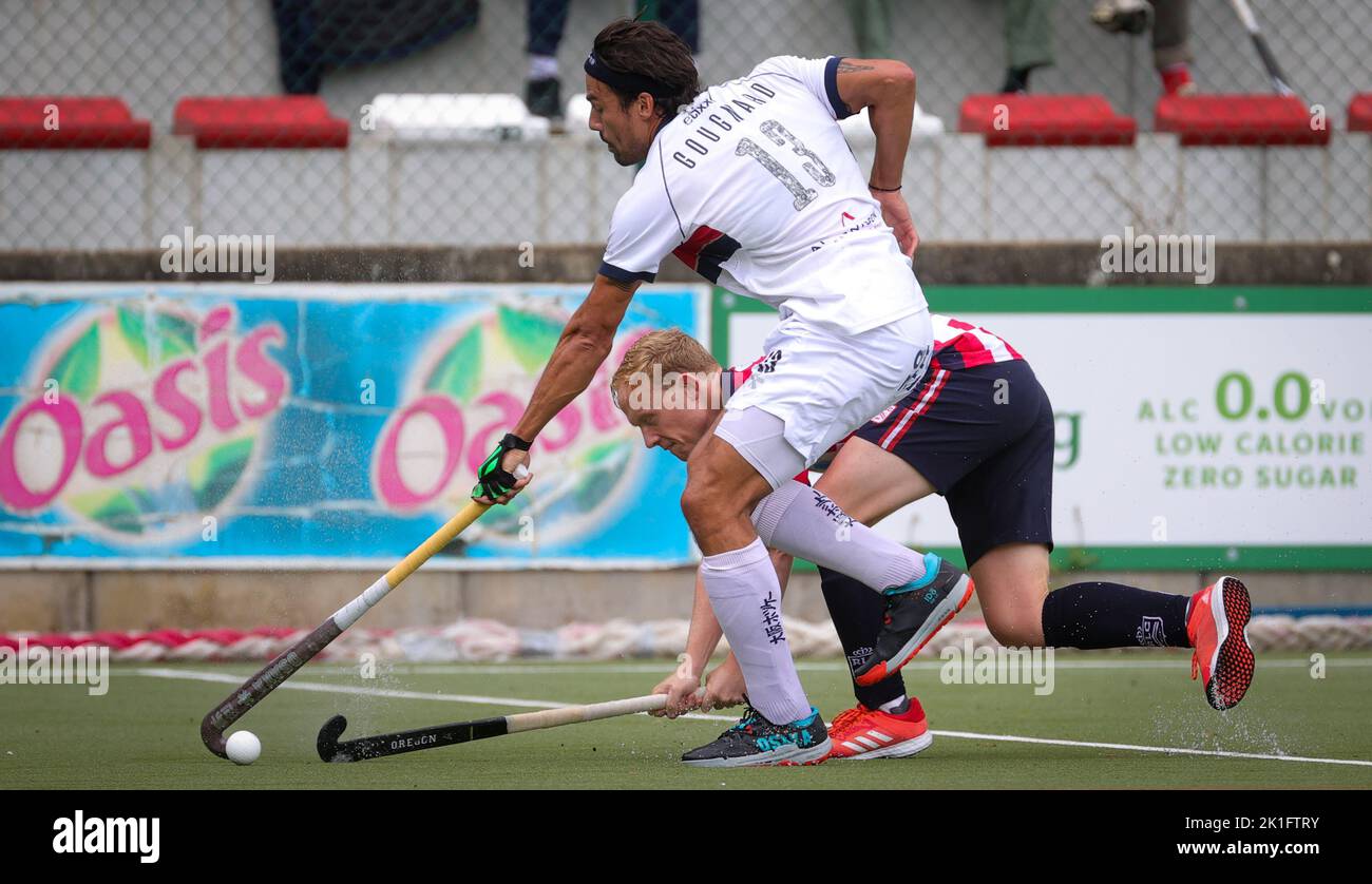 Dimitri Cuvelier di Leopold e Simon Gougnard di Dragons combattono per la palla durante una partita di hockey tra Royal Leopold Club e KHC Dragons, domenica 18 settembre 2022 a Bruxelles, il giorno 3 della stagione belga della lega di hockey maschile 2022-2023. BELGA PHOTO VIRGINIE LEFOUR Foto Stock