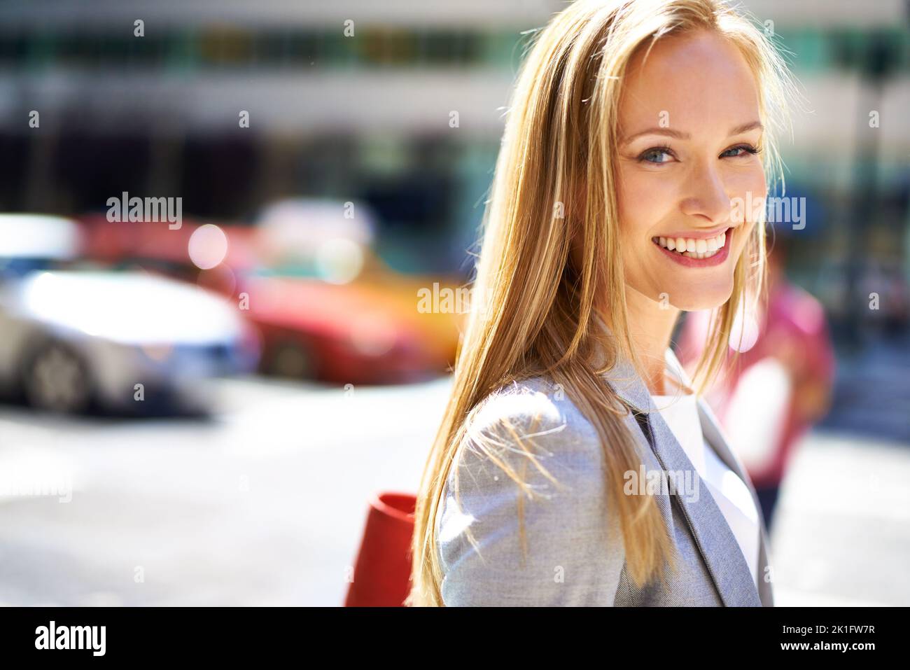La città sorride. Un ritratto di una bella giovane donna in città. Foto Stock