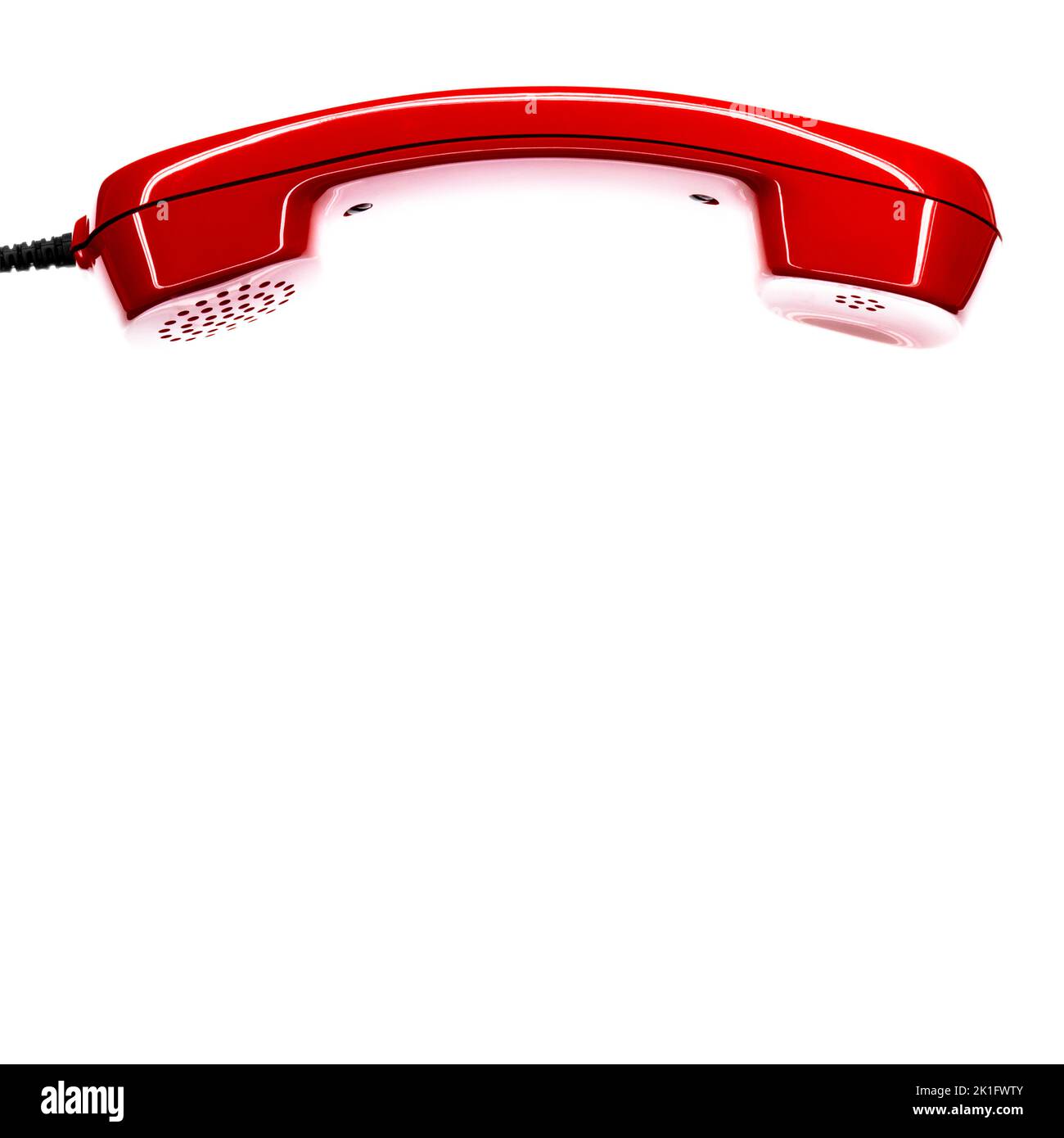 Ricevitore rosso di un telefono vintage degli anni '80 isolato su sfondo bianco Foto Stock