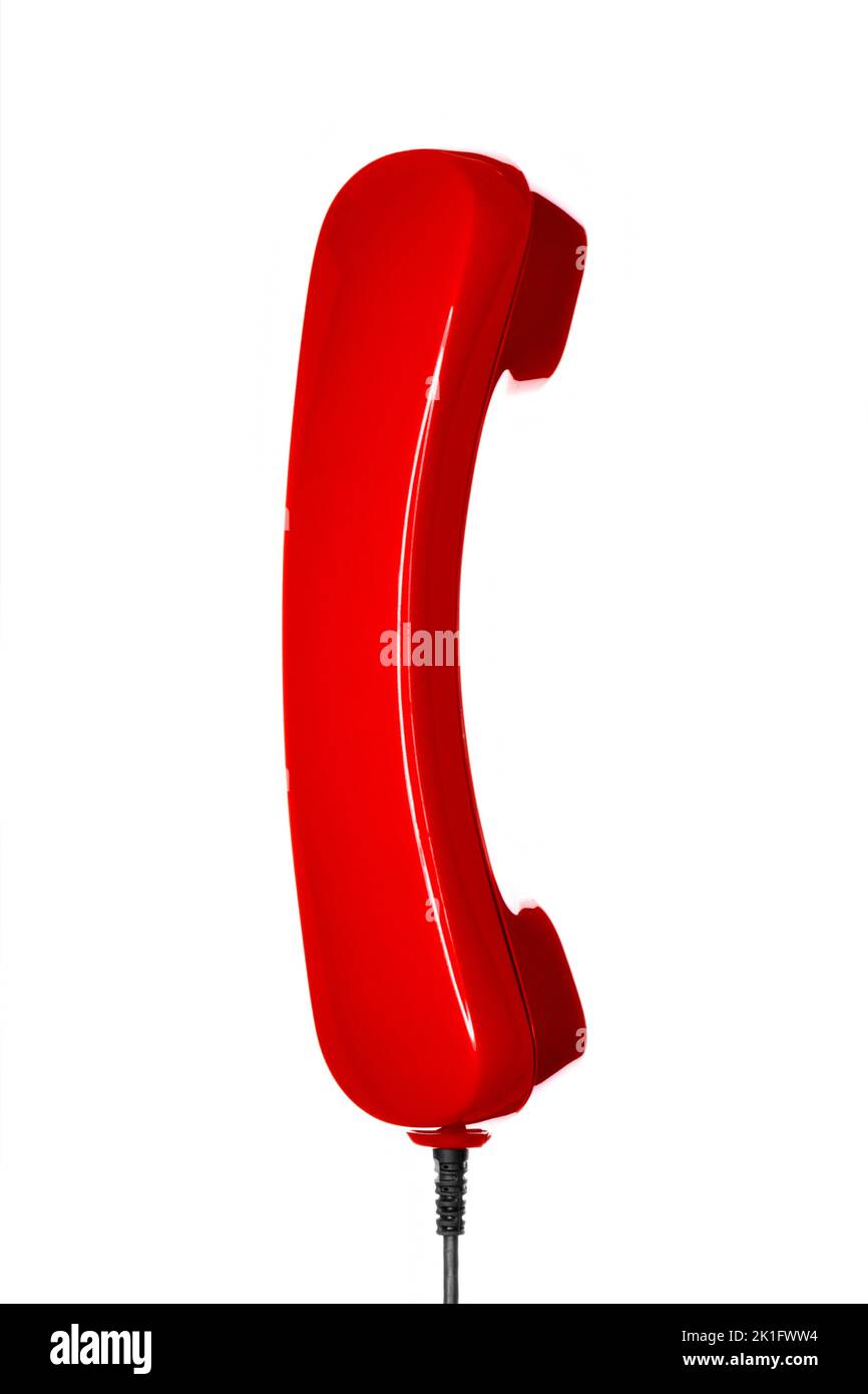 Ricevitore rosso di un telefono vintage degli anni '80 isolato su sfondo bianco Foto Stock