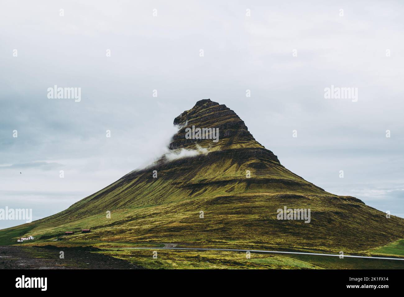 Famosa vista sul monte Kirkjufellsfoss. Uno dei paesaggi più memorabili da vedere e ammirare in Islanda. Impressioni da sogno. Foto Stock