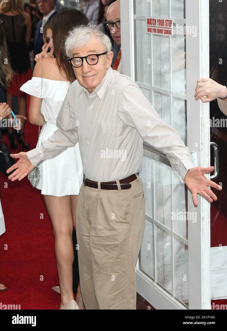 **FOTO FILE** Woody Allen si ritira da Filmmaking. NEW YORK, NY - LUGLIO 13: Woody Allen visto alla prima Cafe Society a New York City il 13 Luglio 2016. Credito: Diego Corredor/MediaPunch Foto Stock