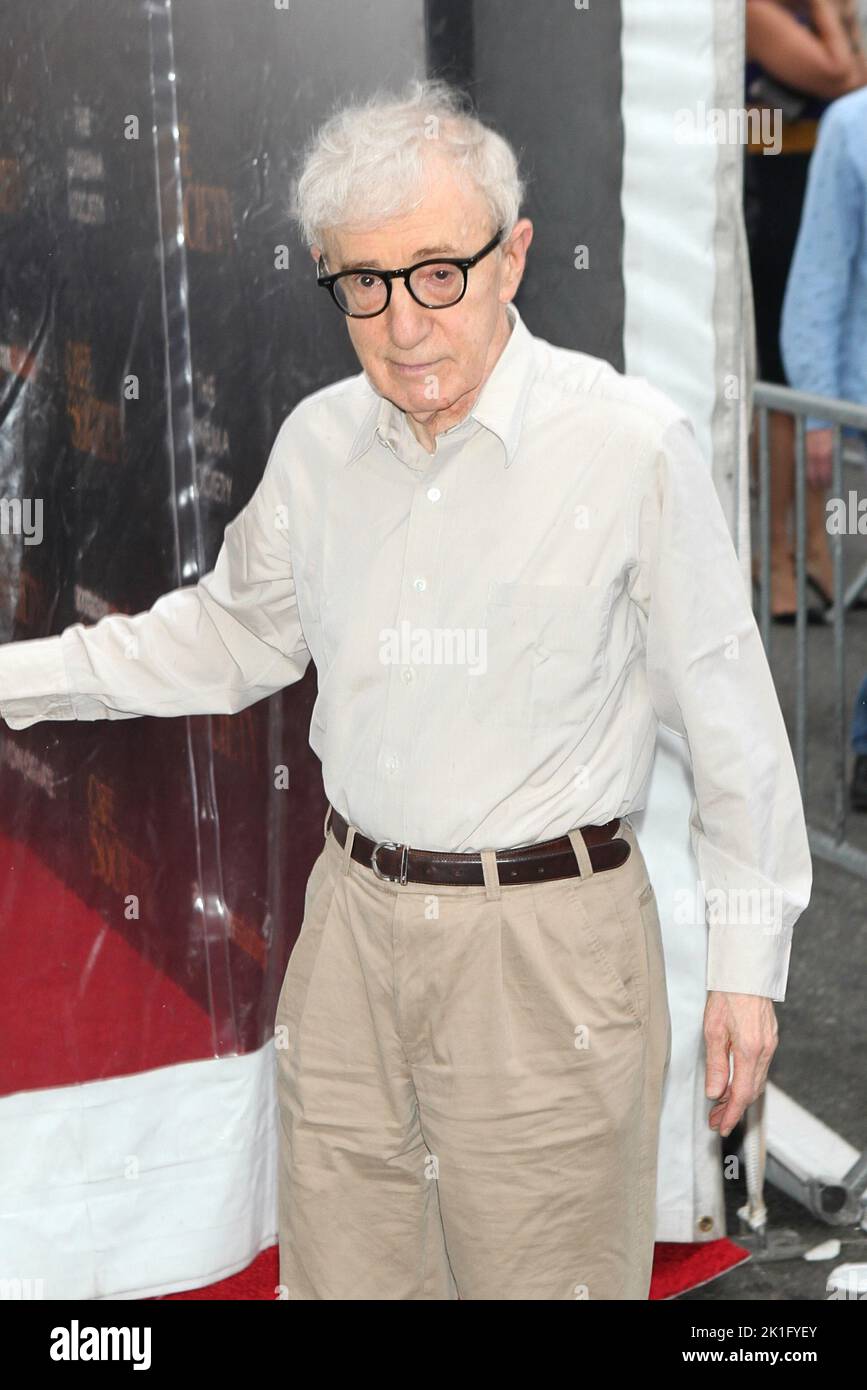 **FOTO FILE** Woody Allen si ritira da Filmmaking. NEW YORK, NY - LUGLIO 13: Woody Allen visto alla prima Cafe Society a New York City il 13 Luglio 2016. Credito: Diego Corredor/MediaPunch Foto Stock
