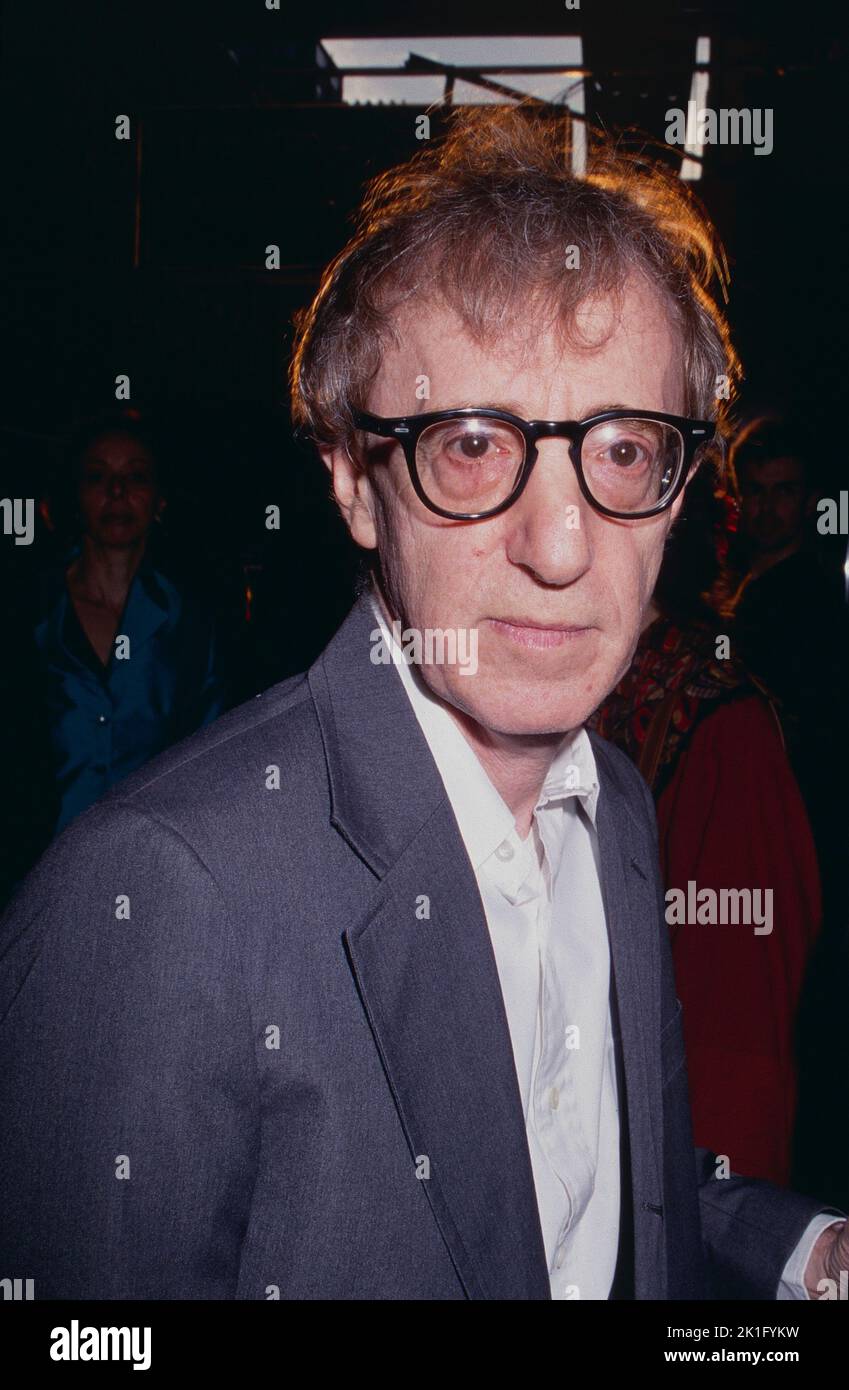 **FOTO FILE** Woody Allen si ritira da Filmmaking. Woody Allen partecipa alla serata di apertura di 'Dinah was' al Gramercy Theatre di New York il 9 giugno 1998. Photo Credit: Henry McGee/MediaPunch Foto Stock