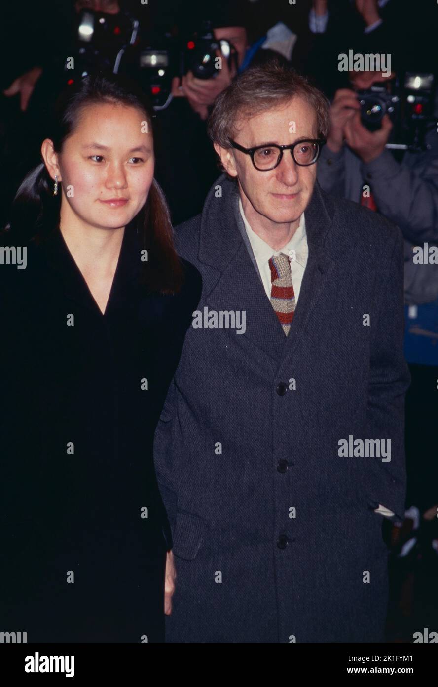 **FOTO FILE** Woody Allen si ritira da Filmmaking. Woody Allen e Soon-Yi Previn partecipano alla prima di "Everyone says i Love You" al Teatro Ziegfeld di New York il 9 gennaio 1997. Photo Credit: Henry McGee/MediaPunch Foto Stock