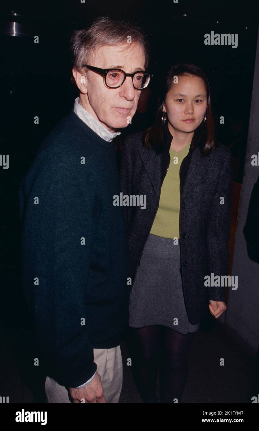 **FOTO FILE** Woody Allen si ritira da Filmmaking. Woody Allen e Soon-Yi Previn partecipano al cocktail di ricevimento e proiezione 'Destro Rosso' presso il Museum of Modern Art di New York il 16 novembre 1999. Photo Credit: Henry McGee/MediaPunch Foto Stock