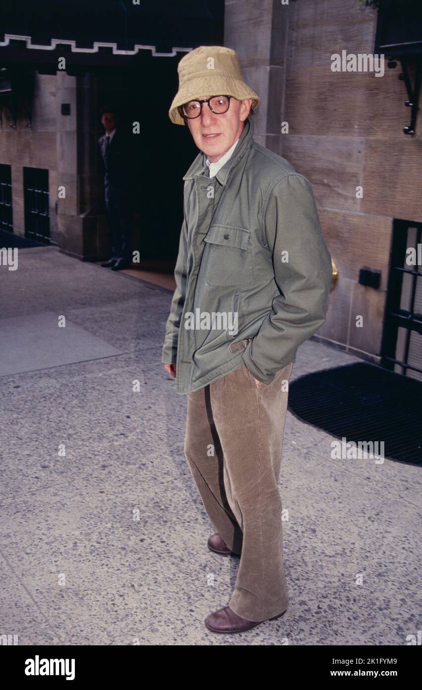 **FOTO FILE** Woody Allen si ritira da Filmmaking. Woody Allen nell'Upper East Side di New York City nel 1993. Photo Credit: Henry McGee/MediaPunch Foto Stock