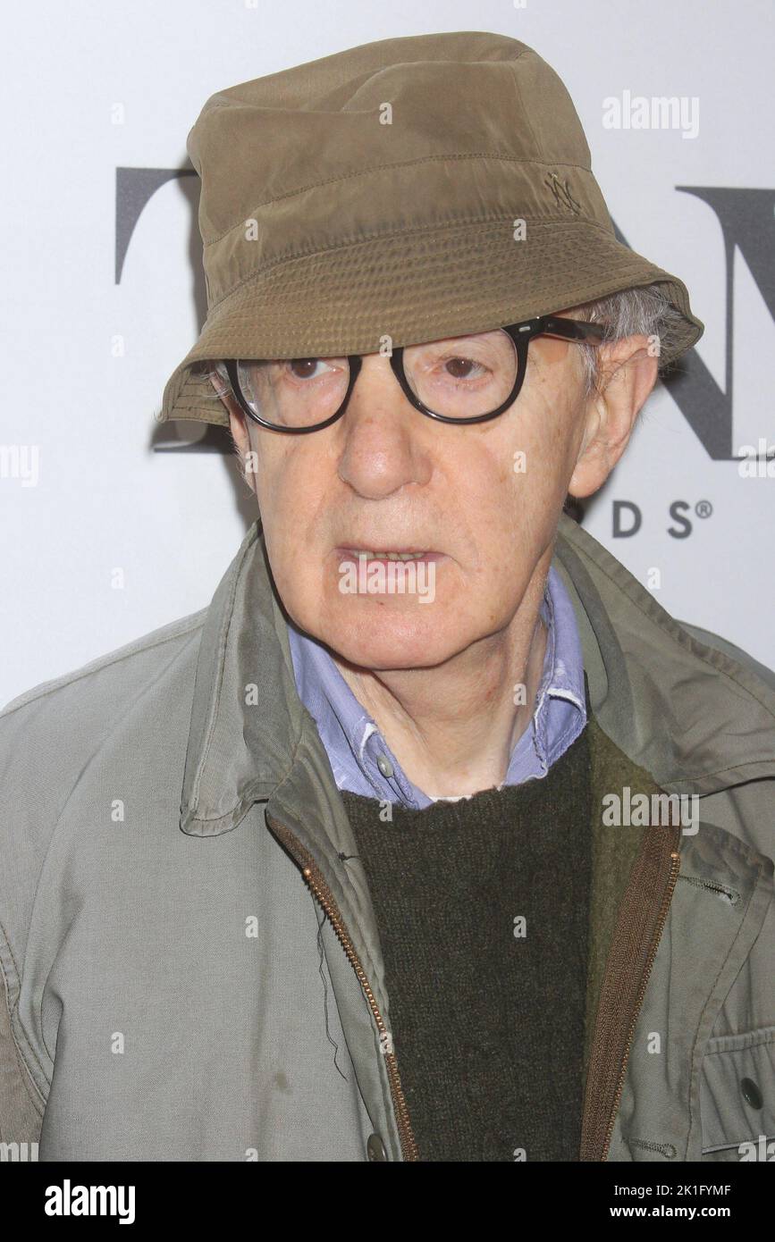 **FOTO FILE** Woody Allen si ritira da Filmmaking. Woody Allen partecipa ai Tony Awards 2014 incontra il Nominees Press Junket al Paramount Hotel di New York il 30 aprile 2014. Photo Credit: Henry McGee/MediaPunch Foto Stock