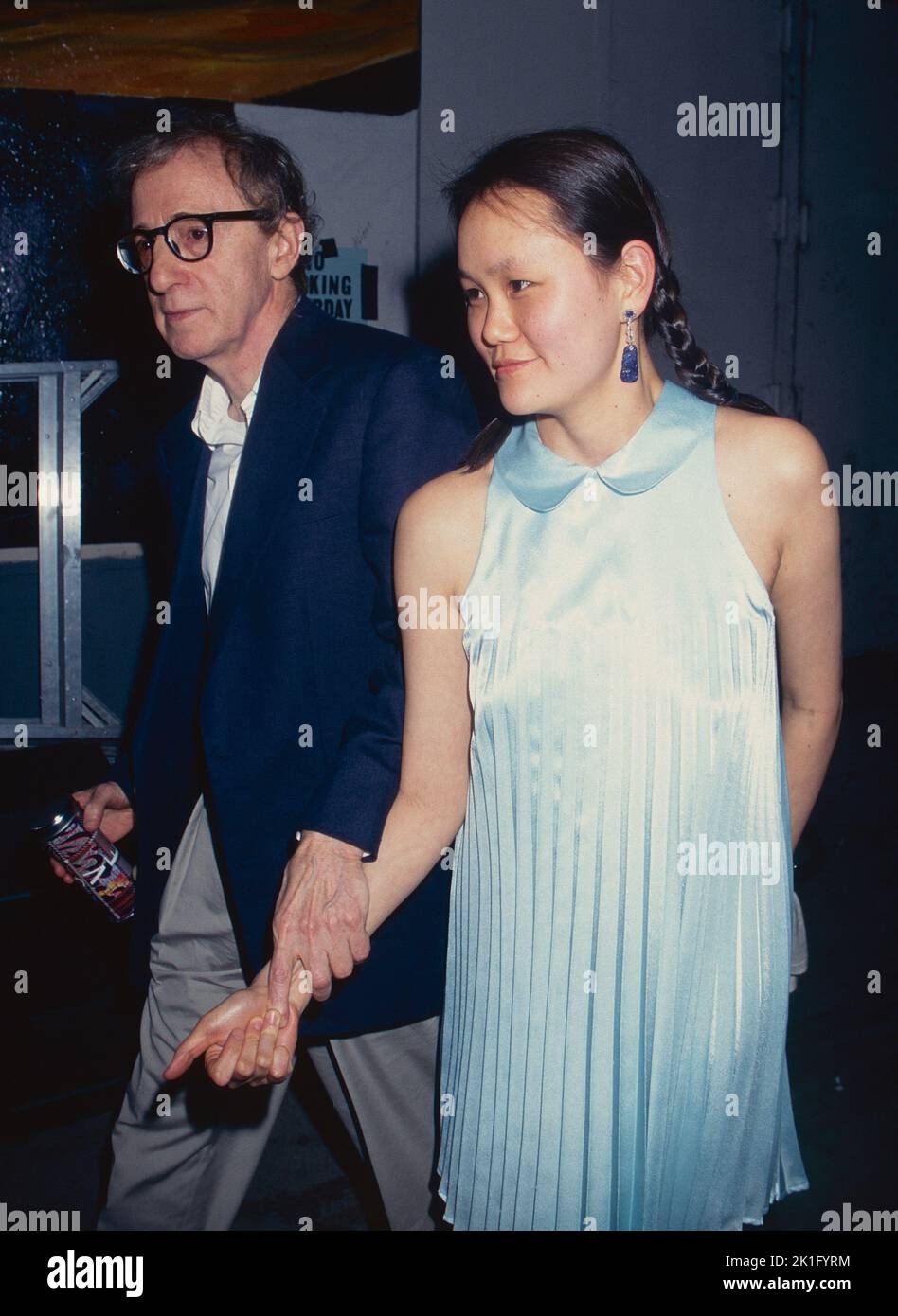 **FOTO FILE** Woody Allen si ritira da Filmmaking. Woody Allen e Soon-Yi Previn partecipano al Versus di Versace Fashion Show alla Roseland Ballroom di New York il 28 marzo 1998. Photo Credit: Henry McGee/MediaPunch Foto Stock