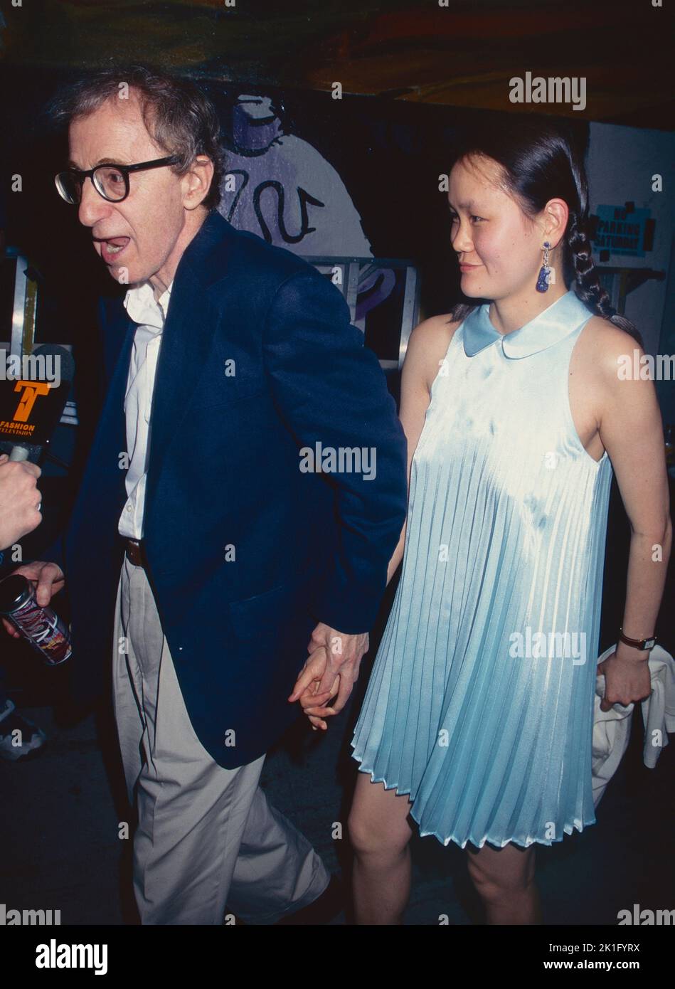 **FOTO FILE** Woody Allen si ritira da Filmmaking. Woody Allen e Soon-Yi Previn partecipano al Versus di Versace Fashion Show alla Roseland Ballroom di New York il 28 marzo 1998. Photo Credit: Henry McGee/MediaPunch Foto Stock
