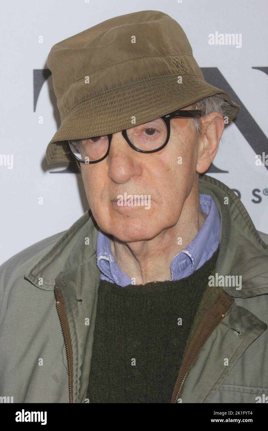 **FOTO FILE** Woody Allen si ritira da Filmmaking. Woody Allen partecipa ai Tony Awards 2014 incontra il Nominees Press Junket al Paramount Hotel di New York il 30 aprile 2014. Photo Credit: Henry McGee/MediaPunch Foto Stock