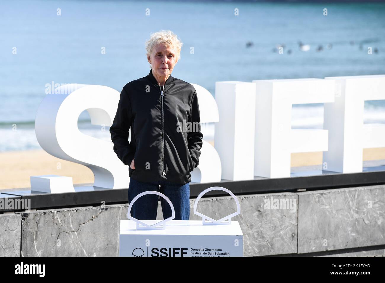 San Sebastian, Spagna. 18th settembre 2022. Claire Denis partecipa alla fotocall ‘avec Amour et Acharnement’ al 70th° Festival Internazionale del Cinema di San Sebastian. Credit: Julen Pascual Gonzalez/Alamy Live News Foto Stock