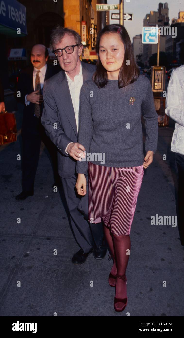 **FOTO FILE** Woody Allen si ritira da Filmmaking. Woody Allen e Soon-Yi Previn partecipano alla serata di apertura di 'Dinah Was' al Gramercy Theatre di New York il 9 giugno 1998. Photo Credit: Henry McGee/MediaPunch Foto Stock