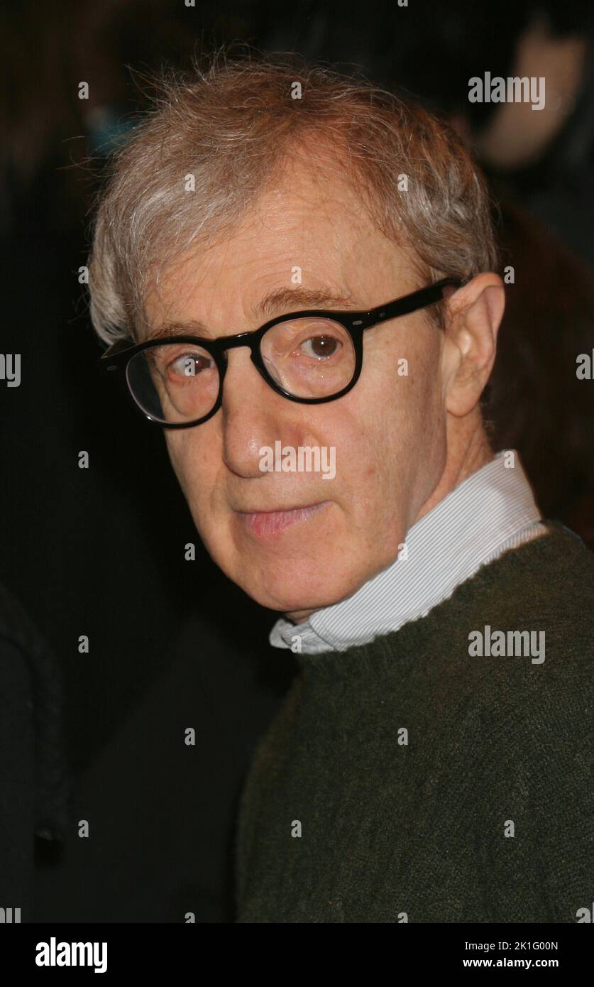 **FOTO FILE** Woody Allen si ritira da Filmmaking. Woody Allen arrivo alla notte di apertura della produzione del 'ventesimo secolo' della Roundabout Theatre Company all'American Airlines Theatre di New York il 25 marzo 2004. Photo Credit: Henry McGee/MediaPunch Foto Stock