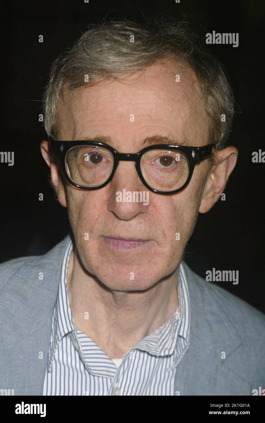 **FOTO FILE** Woody Allen si ritira da Filmmaking. Woody Allen arriva ad una proiezione di 'nient'altro' al Paris Theatre di New York il 16 settembre 2003. Photo Credit: Henry McGee/MediaPunch Foto Stock