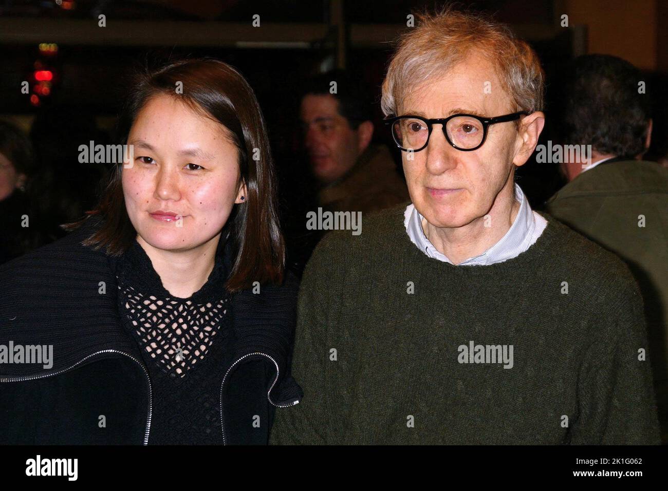 **FOTO FILE** Woody Allen si ritira da Filmmaking. NEW YORK, NY- MARZO 25: Presto-Yi Previn e Woody Allen arrivano all'apertura del ventesimo secolo, che si tiene all'American Airlines Theatre, il 25 marzo 2004, a New York City. Credito: Joseph Marzullo/MediaPunch Foto Stock