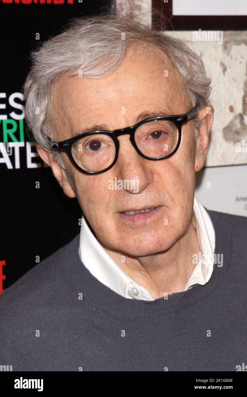 **FOTO FILE** Woody Allen si ritira da Filmmaking. NEW YORK, NY- FEBBRAIO 28: Woody Allen arriva per l'apertura del revisionista, tenuto al Cherry Lane Theatre, il 28 febbraio 2013, a New York City. Credito: Joseph Marzullo/MediaPunch Foto Stock