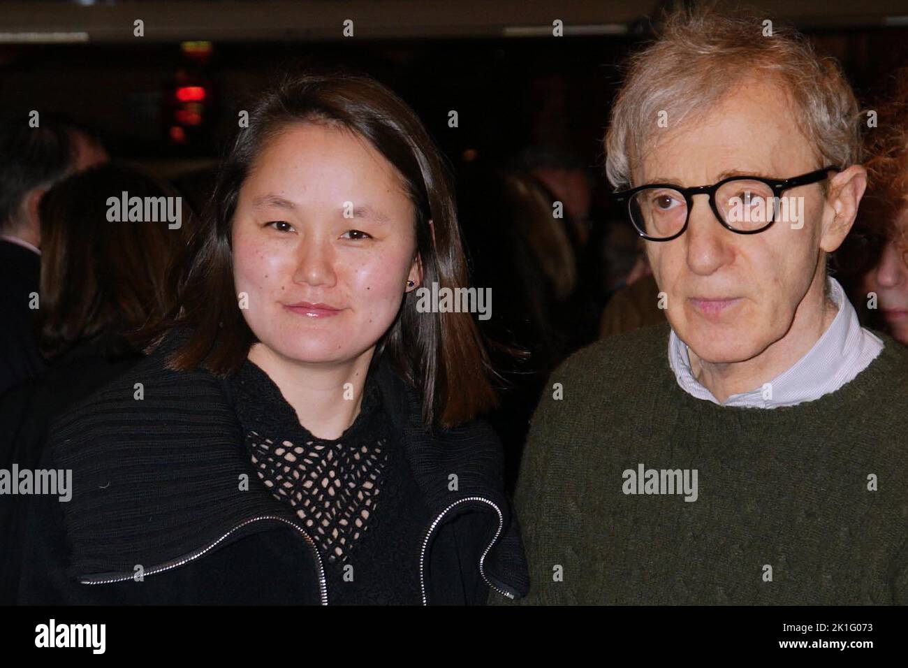 **FOTO FILE** Woody Allen si ritira da Filmmaking. NEW YORK, NY- MARZO 25: Presto-Yi Previn e Woody Allen arrivano all'apertura del ventesimo secolo, che si tiene all'American Airlines Theatre, il 25 marzo 2004, a New York City. Credito: Joseph Marzullo/MediaPunch Foto Stock