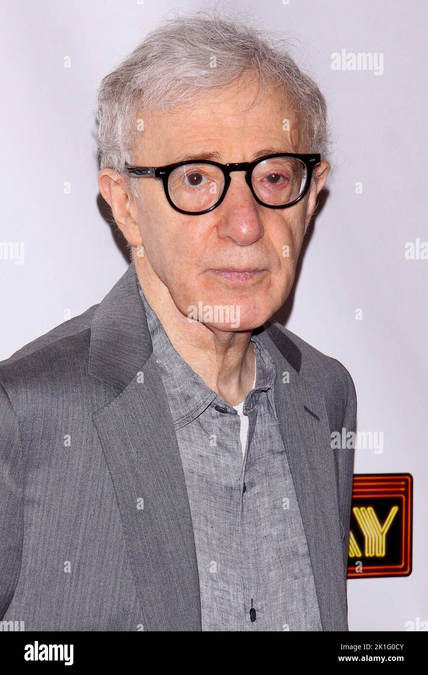 **FOTO FILE** Woody Allen si ritira da Filmmaking. NEW YORK, NY- APRILE 10: Woody Allen arriva all'apertura dei Bullets Over Broadway, al St. James Theatre, il 10 aprile 2014, a New York City. Credito: Joseph Marzullo/MediaPunch Foto Stock