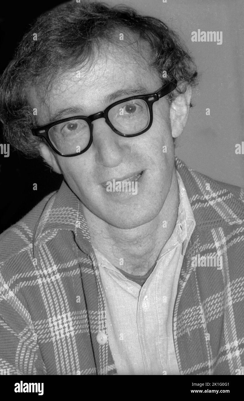 **FOTO FILE** Woody Allen si ritira da Filmmaking. Woody Allen a Studio 54 Agosto 1977 Foto di Adam Scull-PHOTOlink /MediaPunch Foto Stock