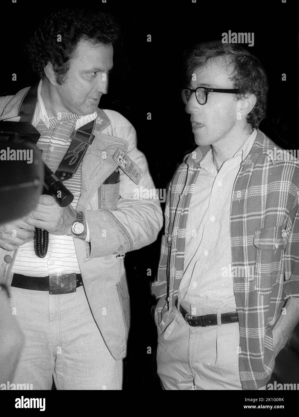 **FOTO FILE** Woody Allen si ritira da Filmmaking. Ron Galella e Woody Allen 1977 Foto di Scull/PHOTOlink/MediaPunch Foto Stock