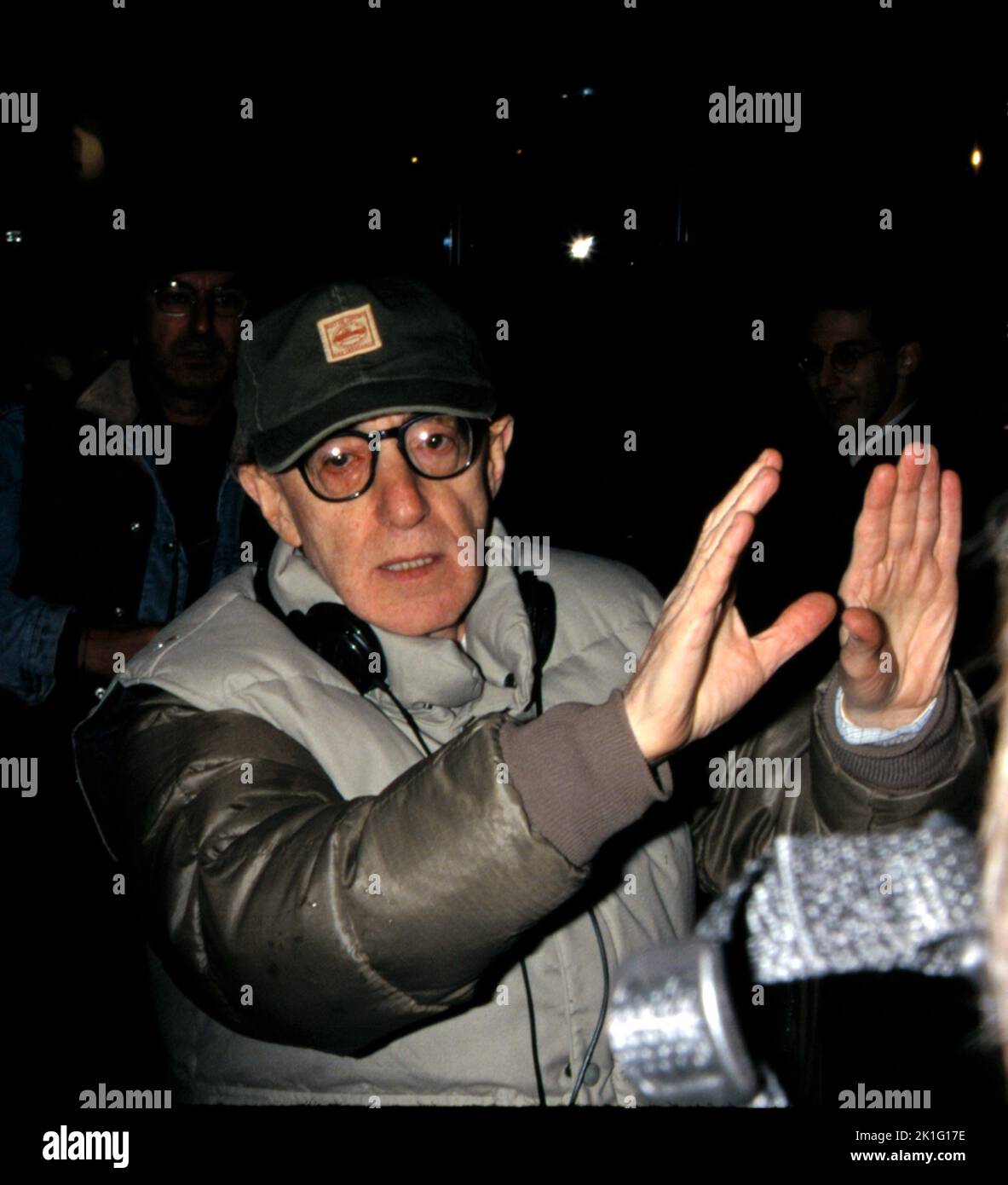 **FOTO FILE** Woody Allen si ritira da Filmmaking. WOODY ALLEN filming His Fall Project CELEBRITY Ziegfield Theatre New York City 23 ottobre 1997 Credit All Usi Credit: Walter McBride/MediaPunch Foto Stock