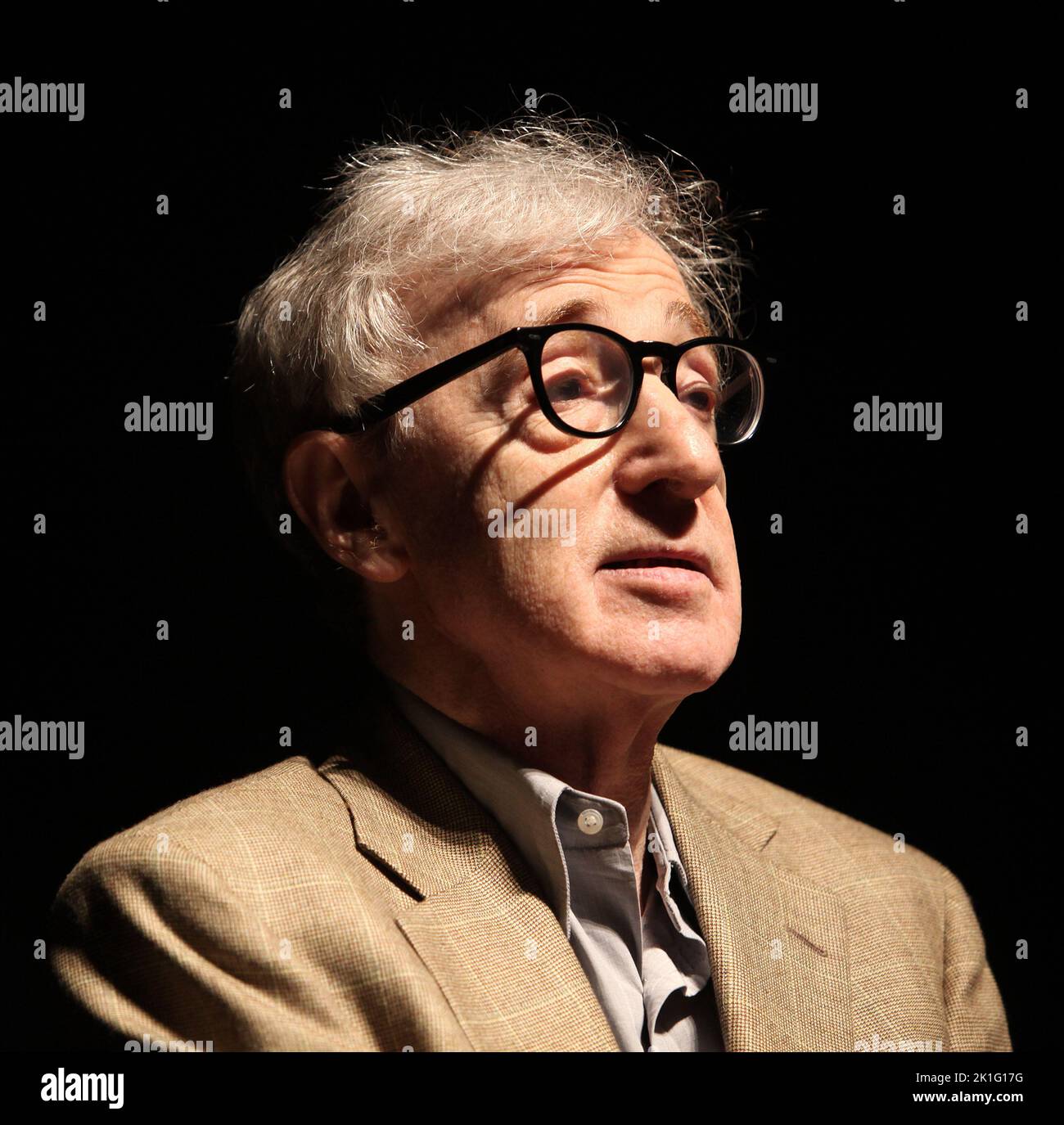 **FOTO FILE** Woody Allen si ritira da Filmmaking. Woody Allen partecipa alla presentazione di gala "YOU WILL MEET A TALL DARK STRANIERO" durante il Toronto International Film Festival 35th presso l'Elgin Theatre il 12 settembre 2010 a Toronto, Canada. Credit: Walter McBride/MediaPunch Foto Stock
