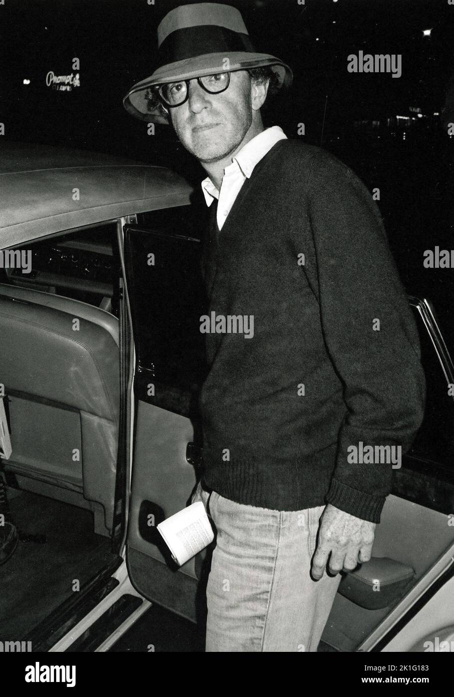 **FOTO FILE** Woody Allen si ritira da Filmmaking. CREDITO: WALTER MCBRIDE/MEDIAPUNCH WOODY ALLEN (PRIMI ANNI '1980) LASCIANDO ELAINES RISTORANTE NRE YORK CITY CREDITO TUTTI GLI USI Foto Stock