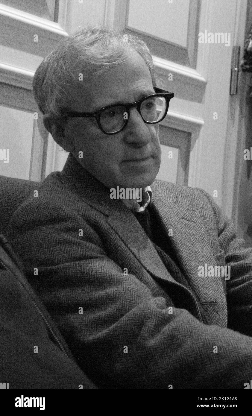 **FOTO FILE** Woody Allen si ritira da Filmmaking. Woody Allen ad Atene suona ad un pubblico esaurito di 1400 con la sua New Orleans Jazz Band alla Megaron Athens Concert Hall di Atene, Grecia. Al King George II Hotel si tenne una festa di ricevimento prima dello spettacolo. Credito del 30 dicembre 2005: Walter McBride/MediaPunch Foto Stock